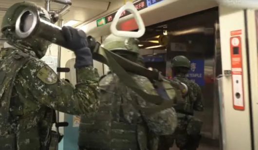 대만군이 지하철로 스팅어 미사일을 운반하고 있다. 영상 캡처