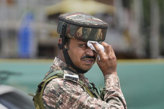 2일(현지시간) 인도 스리나가르 외곽에서 인도의 한 병사가 경비를 서면서 땀을 닦고 있다. 2025.7.2. AP 뉴시스