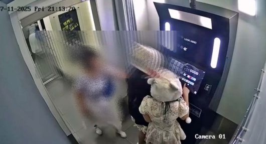 11일(현지시간) 오후 9시쯤 베트남 하노이의 한인타운 ‘미딩’에 있는 한국계 즉석사진관에서 한국인 여성과 현지 여성 간 몸싸움이 벌어지고 있다. 2025.7.14 SNS 캡처