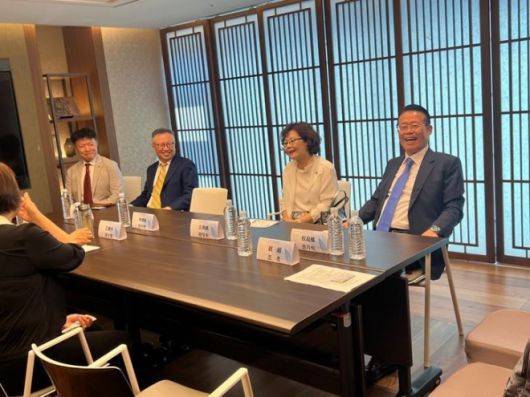 지난 11일 열린 한중시 문화경제협력설명회에서 담소 나누는 앙정순 의원