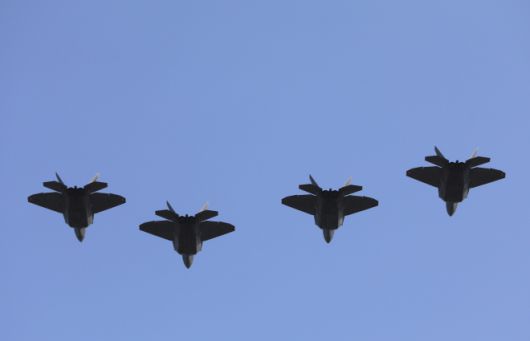 2025년 7월 4일(현지시간) 미국 워싱턴 백악관에서 열린 독립기념일 축하 행사에서 F-35 전투기들이 비행하고 있다. AP 연합뉴스