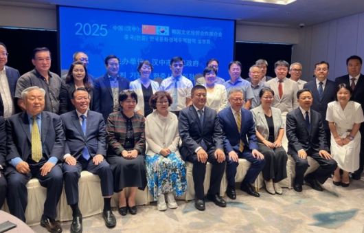 지난 11일 열린 한중시 문화경제협력설명회에서 참석자들이 기념촬영을 하고 있다.