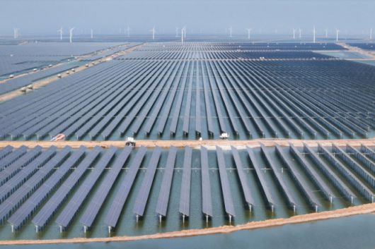 중국 산둥성 동부 빈저우시에 태양광 패널과 풍력 터빈이 설치돼 있다. AFP 연합뉴스
