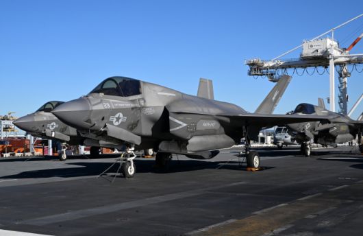 2025년 7월 11일(현지시간) 호주 브리즈번에 입항한 미 강습상륙함 USS 아메리카의 비행갑판에 F-35B 라이트닝 II 전투기들이 세워져 있다.  AP 연합뉴스