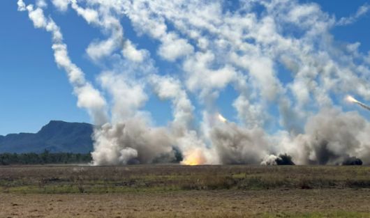 지난 14일 호주 퀸즐랜드주 숄워터 만에서 열린 탈리스만 세이버 2025’ 연합훈련에서 호주, 미국, 싱가포르군이 하이마스를 발사하고 있다. 로이터 연합뉴스