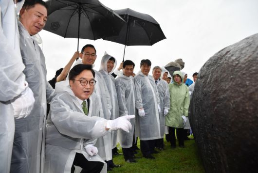 ‘12·3 계엄 해제’ 상징석 글귀 읽는 우원식 의장 - 우원식 국회의장이 17일 국회 잔디마당에서 열린 제77주년 제헌절 기념 상징석 제막식에서 상징석 글귀를 읽고 있다. 2025.7.17 [국회 사진기자단]