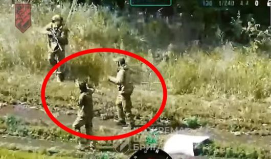 2025년 7월 8일 또는 9일, 우크라이나 전선에서 싸우던 러시아 병사(오른쪽 두명)들이 로봇과 드론으로만 구성된 우크라이나 순찰대에 항복한 뒤 우크라이나 병사에게 포로로 잡히는 모습. 우크라이나 제3독립돌격여단 제공