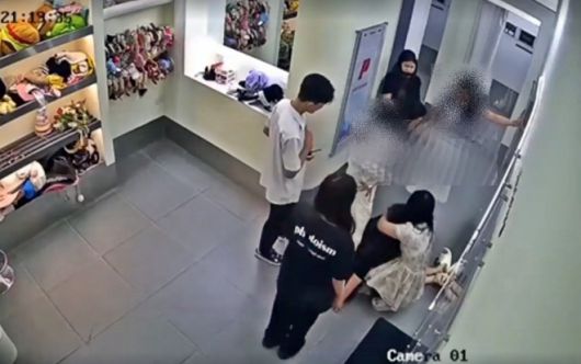 지난 11일(현지시간) 오후 9시쯤 베트남 하노이 미딩 소재 즉석사진관에서 한국인 여성 2명과 현지 여성 2명 사이에 벌어진 몸싸움이 담긴 폐쇄회로(CC)TV 영상 캡처 화면. SNS 캡처