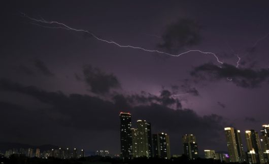번개 치는 세종시 하늘 - 강풍을 동반한 폭우가 쏟아진 지난 16일 밤 세종시 밤하늘에 번개가 치고 있다. 2025.07.17. 뉴시스