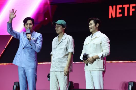 오징어게임의 주역들 - 오징어게임의 주역들 지난달 28일 서울광장에서 열린 ‘오징어 게임 시즌3’ 팬 이벤트에서 배우 이정재, 황동혁 감독, 이병헌이 인사하고 있다. 연합뉴스