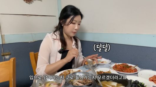 ‘연예인 극찬 맛집’으로 알려진 전남 여수의 한 식당을 찾은 여성 유튜버가 불친절한 응대를 받은 일이 알려지며 온라인상에서 논란이 되고 있다. 유튜브 채널 ‘유난히 오늘’ 캡처
