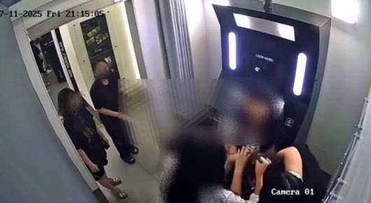 지난 11일(현지시간) 오후 9시쯤 베트남 하노이 미딩 소재 즉석사진관에서 한국인 여성 2명과 현지 여성 2명 사이에 벌어진 몸싸움이 담긴 폐쇄회로(CC)TV 영상 캡처 화면. SNS 캡처