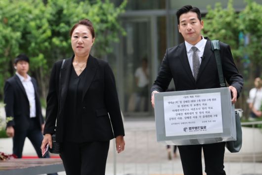 김건희 여사의 공천 개입 관련 의혹 등을 수사 중인 김건희 특검과 해병대 순직사건 외압 의혹을 수사하는 채해병 특검이 16일 관련 의혹을 폭로한 강혜경 전 미래한국연구소 부소장과 박정훈 해병대 수사단장(대령)을 각각 소환 조사했다. 사진은 이날 서울 종로구 KT광화문빌딩 김건희 특검 사무실에 출석하고 있는 강 전 부소장. 뉴스1