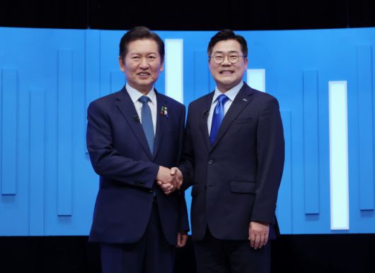 정청래(왼쪽)·박찬대 더불어민주당 당대표 후보가 지난 16일 서울 양천구 목동 SBS에서 열린 TV토론회에 앞서 기념촬영을 하고 있다. 2025.07.16. 뉴시스