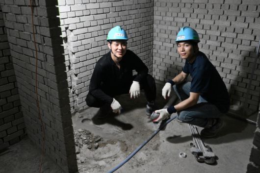 서울 서초구의 한 아파트 재건축 현장에서 서울신문과 만난 배관공 이영식(33·오른쪽)씨와 허진규(30)씨. 홍윤기 기자