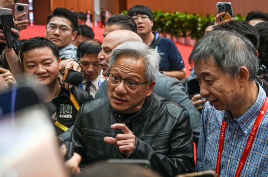 젠슨황(가운데) 엔비디아 최고경영자가 17일 중국 베이징에서 열린 중국국제공급망박람회(CISCE) 행사장을 떠나며 몰려든 군중과 대화하고 있다. 베이징 AFP 연합뉴스