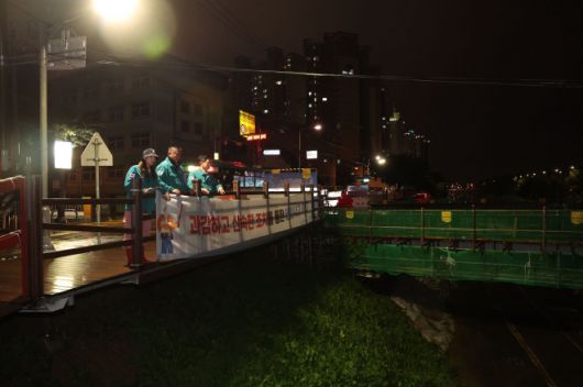 광명시의회(의장 이지석)가 지난 16일 호우주의보 발효에 따라 재해취약지역과 주요 시설물에 대한 현장 점검을 실시했다. 광명시의회 제공