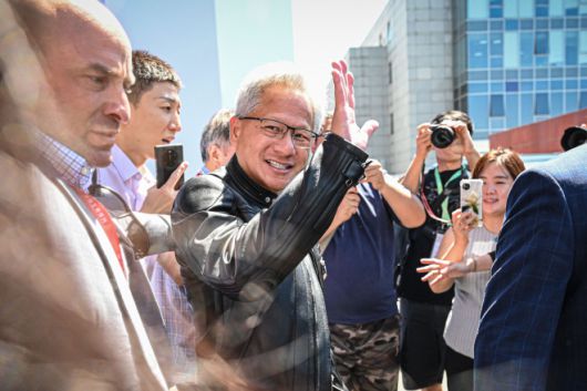 젠슨황(가운데) 엔비디아 최고경영자가 17일 중국 베이징에서 열린 중국국제공급망박람회(CISCE) 행사장을 떠나며 군중에게 손을 흔들고 있다. 베이징 AFP 연합뉴스