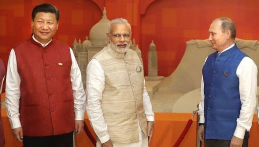 나렌드라 모디(가운데) 총리와 시진핑(왼쪽) 중국 국가주석, 블라디미르 푸틴 러시아 대통령이 2016년 10월 15일 인도 고아에서 모디 총리가 주최한 브릭스 국가 정상 만찬에 앞서 기념 촬영을 준비하고 있다. 뉴시스