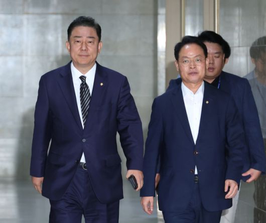 여야 회동 위해 이동하는 김병기 당 대표 직무대행 겸 원내대표 - 더불어민주당 김병기 당 대표 직무대행 겸 원내대표가 18일 국회에서 장관 후보자들의 인사청문 보고서 채택 논의 등과 관련해 국민의힘 송언석 비대위원장 겸 원내대표와 회동하기 위해 이동하고 있다. 오른쪽은 허영 정책수석부대표. 연합뉴스