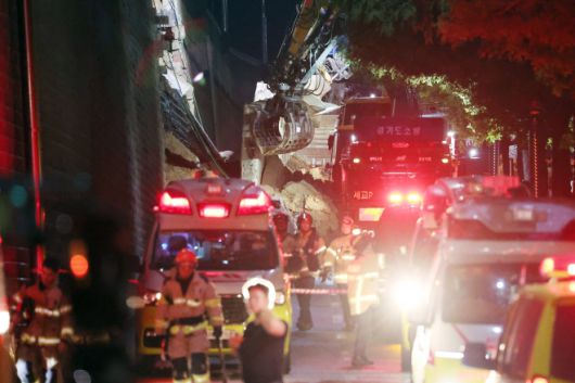 사고 현장에서 흙더미를 파내는 굴착기의 모습. 2025.7.16. 연합뉴스