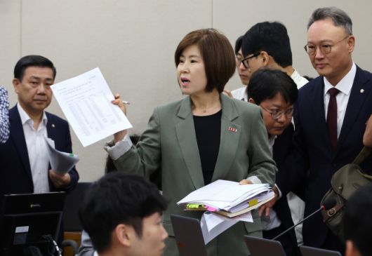 항의하는 김미애 의원 - 18일 서울 여의도 국회 보건복지위원회에서 열린 정은경 보건복지부 장관 후보자 인사청문회에서 국민의힘 김미애 의원이 정 후보자 배우자의 주식 투자 의혹과 관련해 항의하며 매수·매도 시기를 포함한 상세 거래내용을 들어 보이고 있다. 연합뉴스