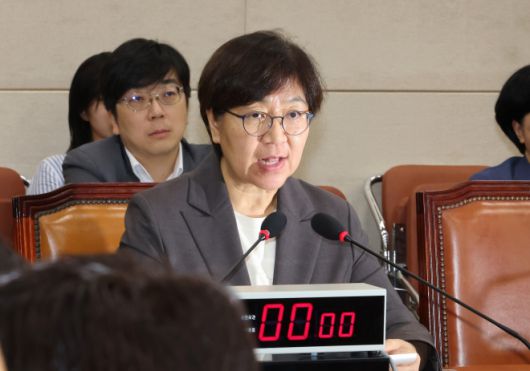 의원 질의에 답변하는 정은경 복지부 장관 후보자 - 정은경 보건복지부 장관 후보자가 18일 국회 보건복지위원회에서 열린 인사청문회에서 의원 질의에 답변하고 있다. 연합뉴스