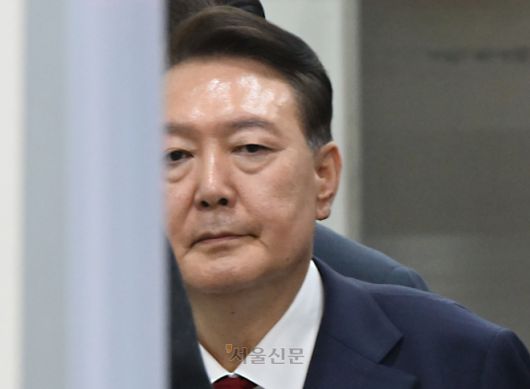 윤석열 전 대통령이 9일 서울 서초구 서울중앙지방법원에서 영장실질심사를 마치고 나오고 있다. 2025.7.9 이지훈 기자