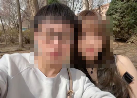중국에서 남자친구가 몰던 차 조수석에 앉아 있다 교통사고가 나 하반신이 마비되는 사고를 겪은 20대 여성이 사고 이후 남자친구가 연락두절됐다고 주장해 공분이 일고 있다. 더우인