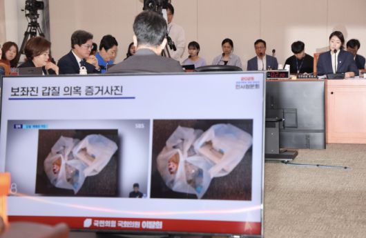 ‘갑질 논란’ 속 강선우 후보자 인사청문회 - 14일 국회 여성가족위원회에서 열린 강선우 여성가족부 장관 후보자 인사청문회에서 후보자 갑질 의혹 관련 내용이 화면에 송출되고 있다. 2025.7.14 뉴시스