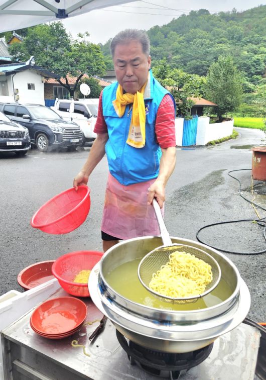 이정선(자금성 대표) 새시모봉사클럽 회장이 짜장면을 만들고 있다.