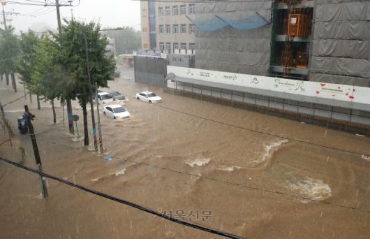 집중호우가 내린 17일 광주 북구청 사거리 일대가 하수관이 범람하면서 도로가 침수됐다. 2025.7.17 광주 북구 제공