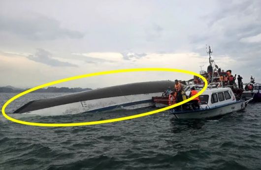 2025년 7월 19일 베트남 북부 하롱베이에서 유람선이 전복하는 사고가 발생했다. 이튿날 구조대가 현장을 수색하는 모습. AFP 연합뉴스