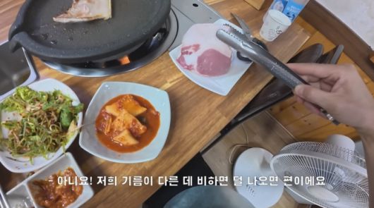 한 여행 유튜버가 최근 울릉도 여행에서 간 고깃집에서 1인분(120g) 1만 5000원짜리 삼겹살을 시켰다가 살코기보다 비계가 눈에 띄게 많은 고기를 받아 ‘바가지 논란’이 일고 있다. 유튜브 채널 ‘꾸준’ 캡처