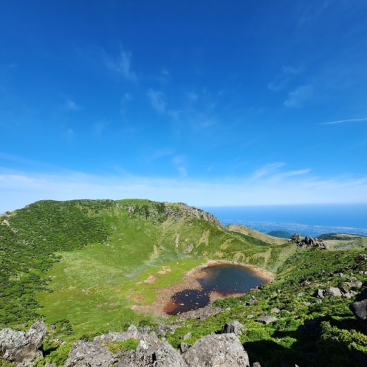 한라산 정상에 위치한 백록담의 모습