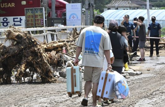 20일 경기 가평 대보교에서 한 가족이 대피하고 있다. 이날 가평 일대에서는 밤사이 내린 폭우로 산사태와 범람 등이 발생해 2명이 사망하는 등 각종 인명 피해가 속출했다. 이날 가평의 누적 강수량은 오전 9시 30분 기준 197.5mm였다. 2025.7.20 이지훈 기자