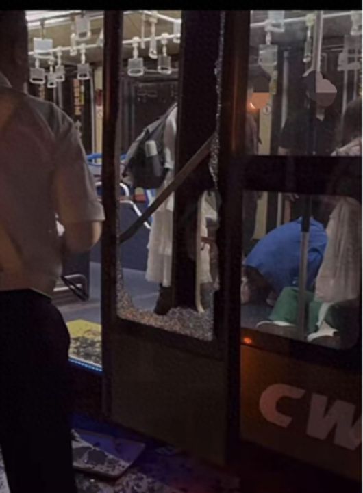 출입문이 부서진 셔틀버스. 중국 넷이즈뉴스 캡처