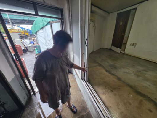 지난 17일 집중호우로 침수 피해를 본 대구 북구 노곡동 주민이 자신의 집안에 물이 차오르던 당시를 설명하고 있다. 2025. 07. 19. 대구 민경석 기자