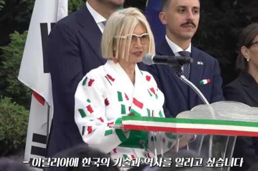 에밀리아 가토 주한 이탈리아 대사가 지난달 2일 서울 용산구 주한 이탈리아 대사관저에서 열린 이탈리아 건국기념일 행사에서 한복을 입고 한국어로 연설하고 있다. 유튜브 채널 ‘알베르토 몬디’ 캡처