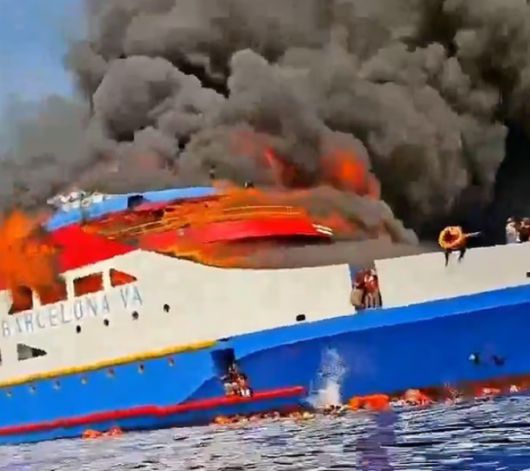 인도네시아 현지시간으로 20일 오후 2시쯤 북부 술라웨시주(州) 탈라웃제도에서 약 600명을 태우고 술라웨시섬 마나도로 향하던 여객선에서 화재가 발생했다. 구명조끼를 입고 바다로 대피하는 승객들 엑스 영상 캡처