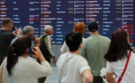 지난 19일 우크라이나가 러시아 수도 모스크바와 인근 도시에 대한 대규모 드론 공격에 나서면서 모스크바 일대의 공항 4곳이 일시적으로 운영을 중단했다. 사진은 최근 일련의 공습 사태로 마비된 공항에 서 있는 러시아인들. EPA 연합뉴스