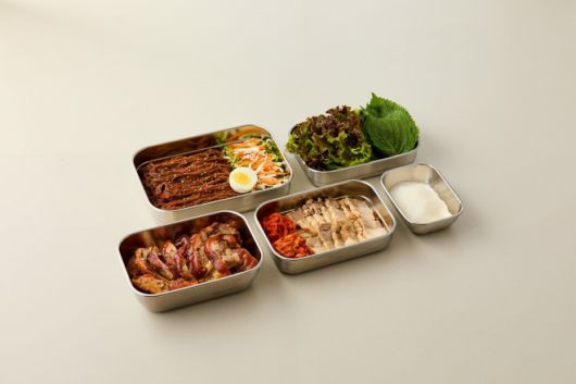 제주도가 21일부터 ‘제주가치돌봄’ 식사 지원 서비스에서 1회용 플라스틱 용기를 스테인리스 다회용기로 전환하는 친환경 정책을 시행한다. 제주도 제공