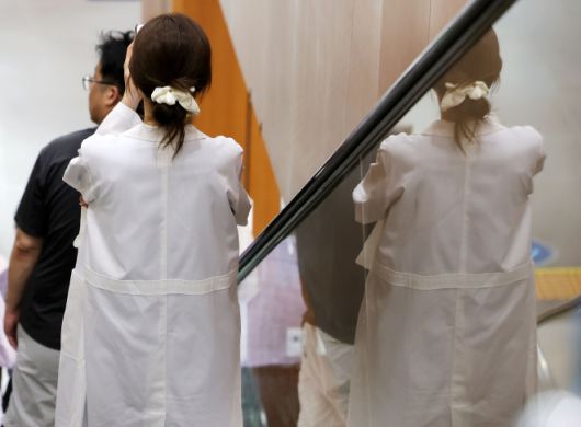 21일 서울 시내 한 대학병원에서 의료진들이 이동하고 있다. 뉴시스