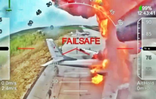 1일(현지시간) 우크라이나가 일인칭 시점(FPV) 드론을 동원, 러시아 공군기지 5곳을 상대로 개전 후 최대 규모의 공격을 감행했다. 사진은 러시아 북부 무르만스크주 올레냐 공군기지 공격 모습. 2025.6.1 텔레그램