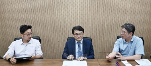 양승훈(왼쪽부터) 경남대 사회학과 교수, 이우영 한국산업인력공단 이사장, 이종선 고려대 노동대학원 교수가 21일 서울 중구 서울신문사에서 열린 대담에서 청년 ‘블루칼라’ 열풍을 이어 가기 위해 필요한 정책에 대해 의견을 나누고 있다. 오장환 기자