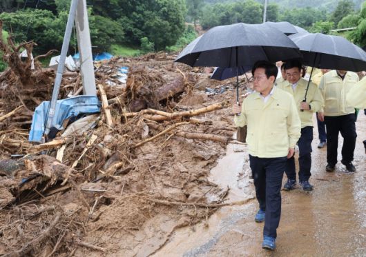 이재명 대통령, 산청 호우 피해 현장 점검 - 이재명 대통령이 21일 기록적인 폭우가 쏟아진 경남 산청군 산청읍 부리마을을 찾아 피해 현장을 점검하고 있다. 2025.7.21 뉴시스