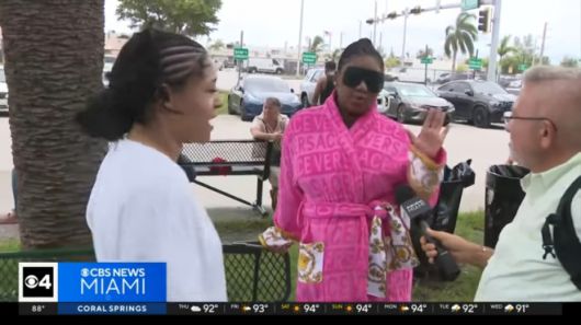 지난 16일(현지시간) 미국 마이애미에서 시카고로 향하는 스피릿 항공의 비행기를 탑승하려던 타나시아 그레이어(가운데)는 ‘부적절한 복장’을 이유로 항공사 측으로부터 탑승을 거부당했다. 그는 짧은 반바지가 불쾌감을 초래할 수 있다는 항공사 측의 설명에 분홍색 가운을 걸쳐 옷을 가렸지만, 그럼에도 탑승을 거부당했다고 주장했다. 자료 : CBS 마이애미