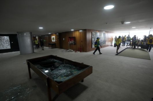 8일(현지시간) 브라질 브라질리아에 있는 의회 내에 자이르 보르소나우 전 대통령의 지지자들이 난입해 부순 시설물. 2023.1.8 브라질리아 AP 연합뉴스