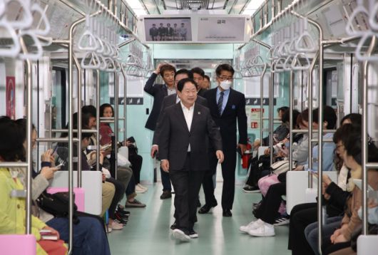 주광덕 남양주시장이 지난 5월 1일 마석~상봉 셔틀 열차 첫 운행일 현장을 돌아보고 있다.  남양주시 제공