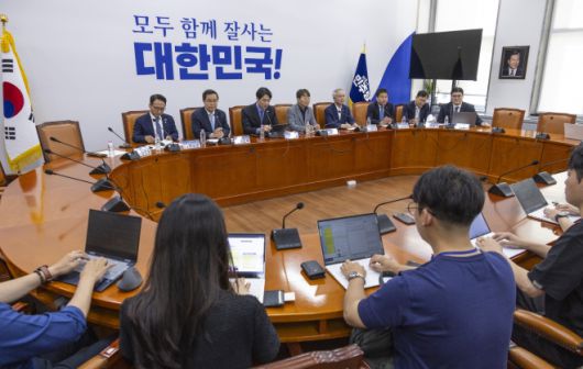 더불어민주당 정치검찰 조작 기소 대응 TF 2차 회의 - 더불어민주당 정치검찰 조작기소대응 태스크포스(TF) 단장인 한준호 최고위원이 23일 국회에서 열린 TF 2차 회의에서 발언하고 있다. 2025.7.23